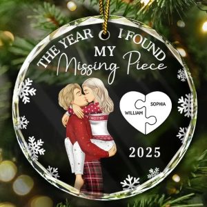The Year I Found My Missing Piece Kissing Couples - Personalized Circle Glass Ornament