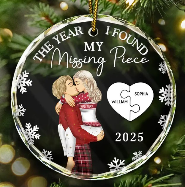 The Year I Found My Missing Piece Kissing Couples - Personalized Circle Glass Ornament